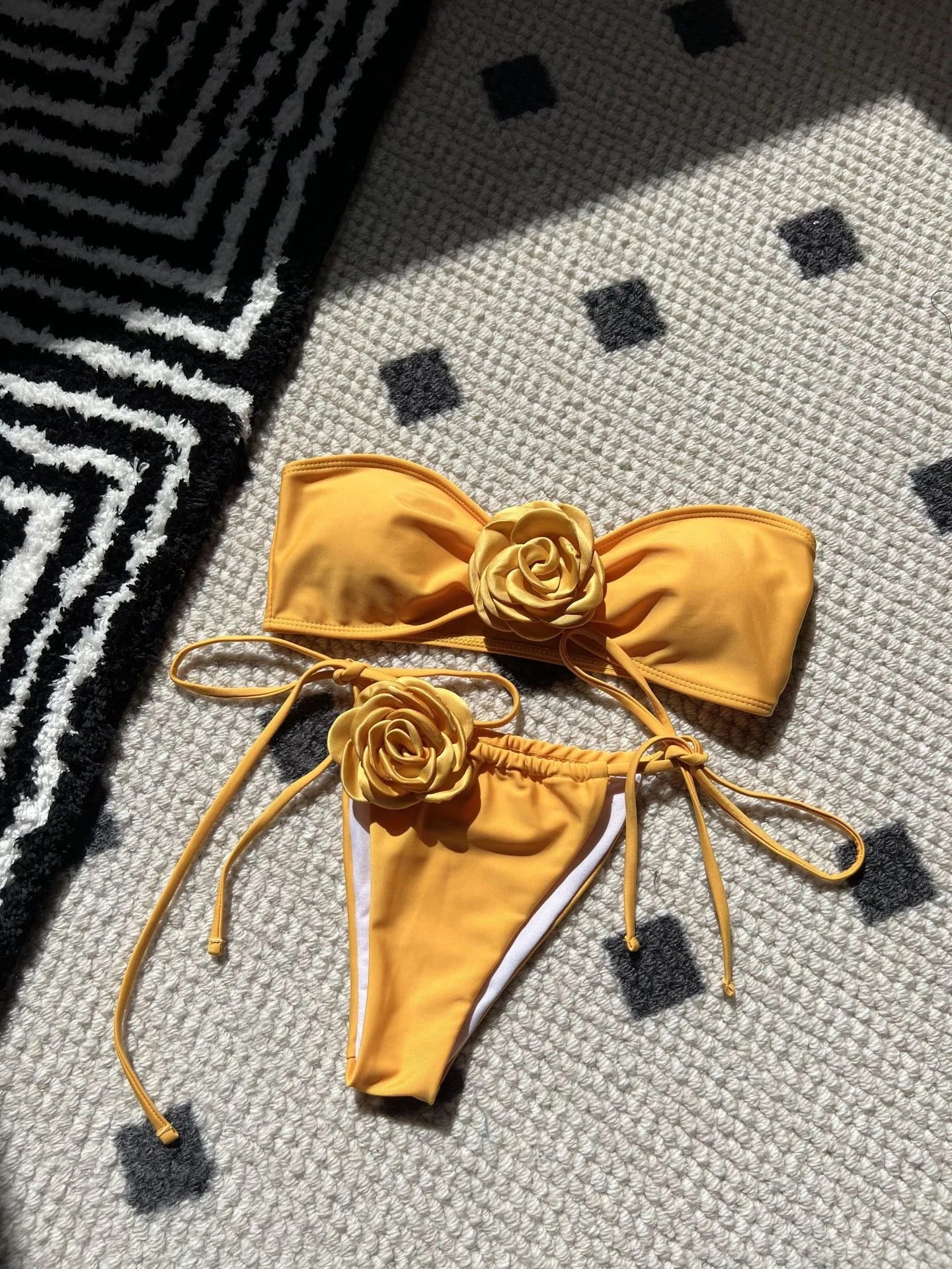 Bikini bandeau 2 pièces avec fleur 3D et imprimé mixte