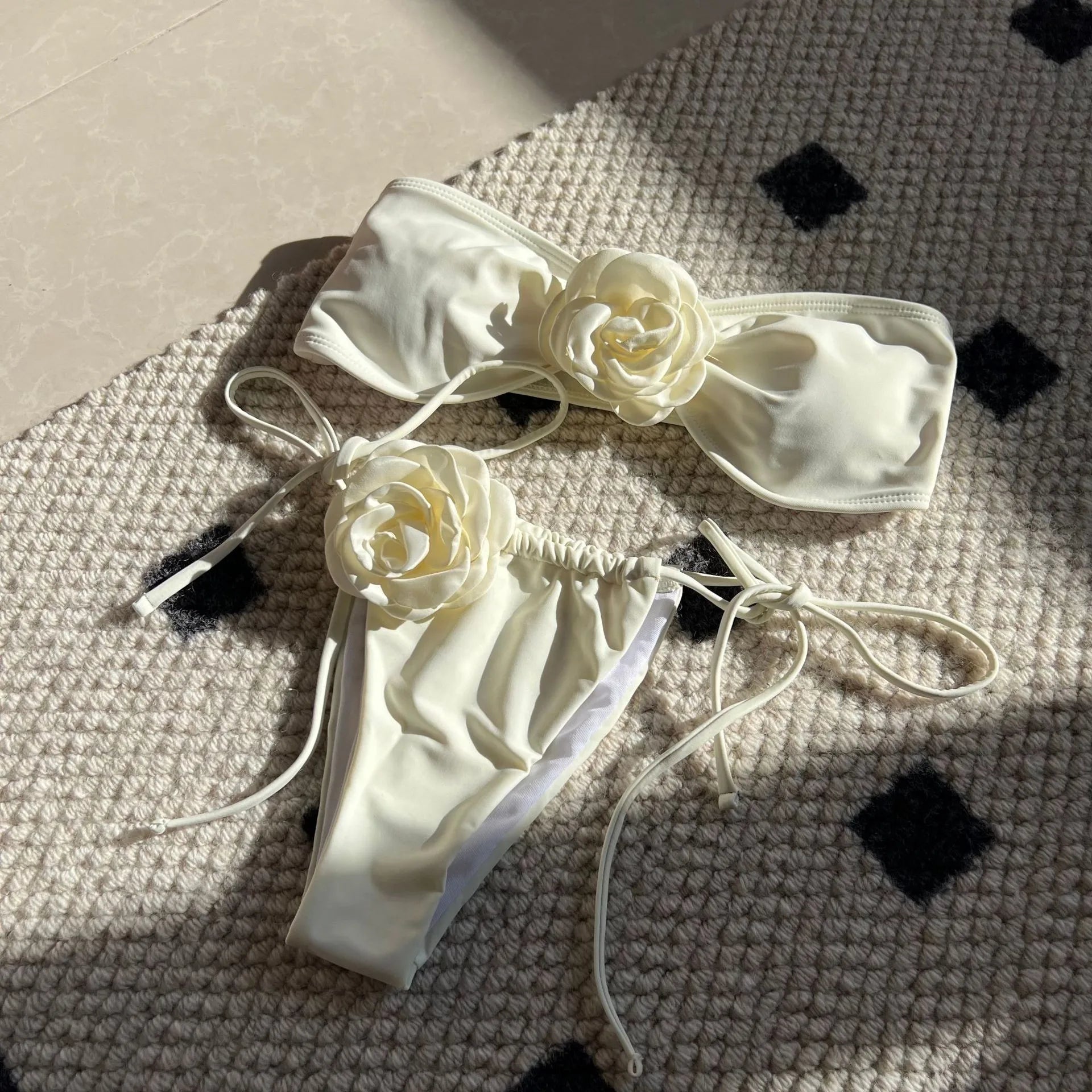 Bikini bandeau 2 pièces avec fleur 3D et imprimé mixte