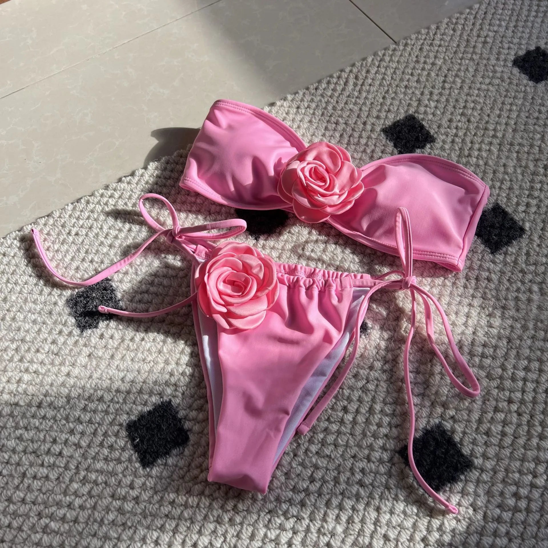 Bikini bandeau 2 pièces avec fleur 3D et imprimé mixte