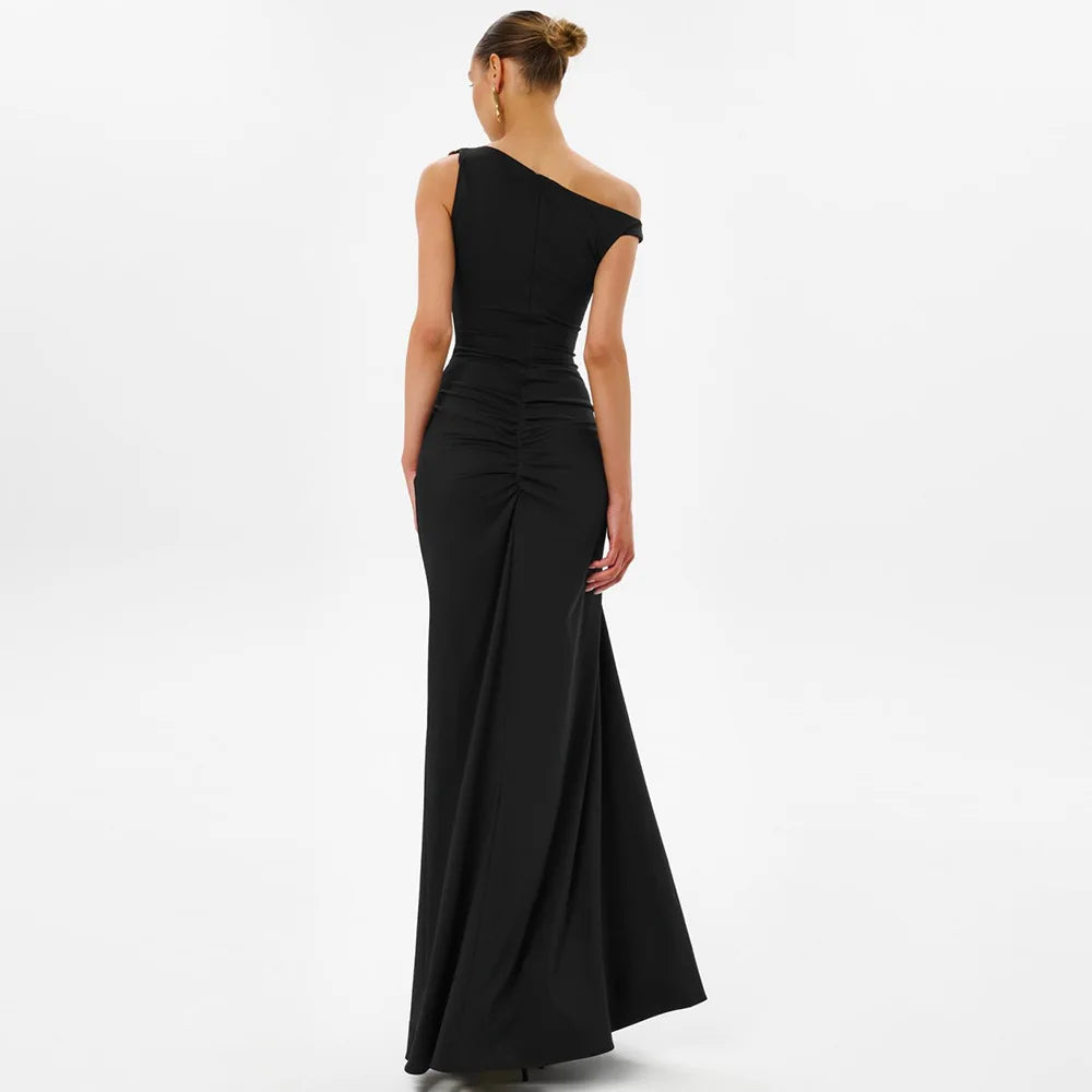 Robe longue asymétrique à épaule dénudée et fente latérale