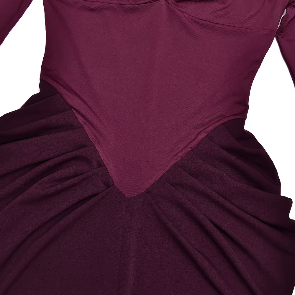 Robe longue plissée élégante à col V profond, épaules dénudées et fente au dos