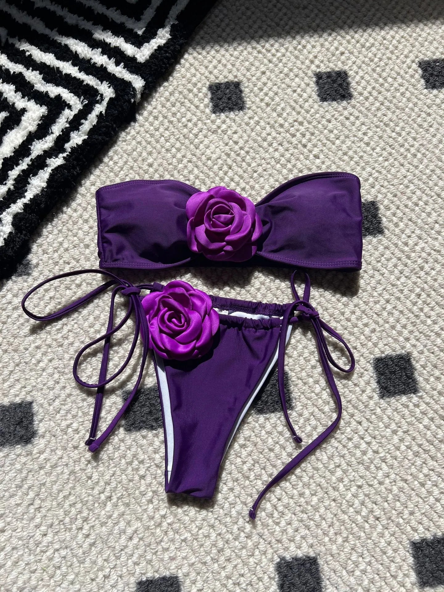 Bikini bandeau 2 pièces avec fleur 3D et imprimé mixte