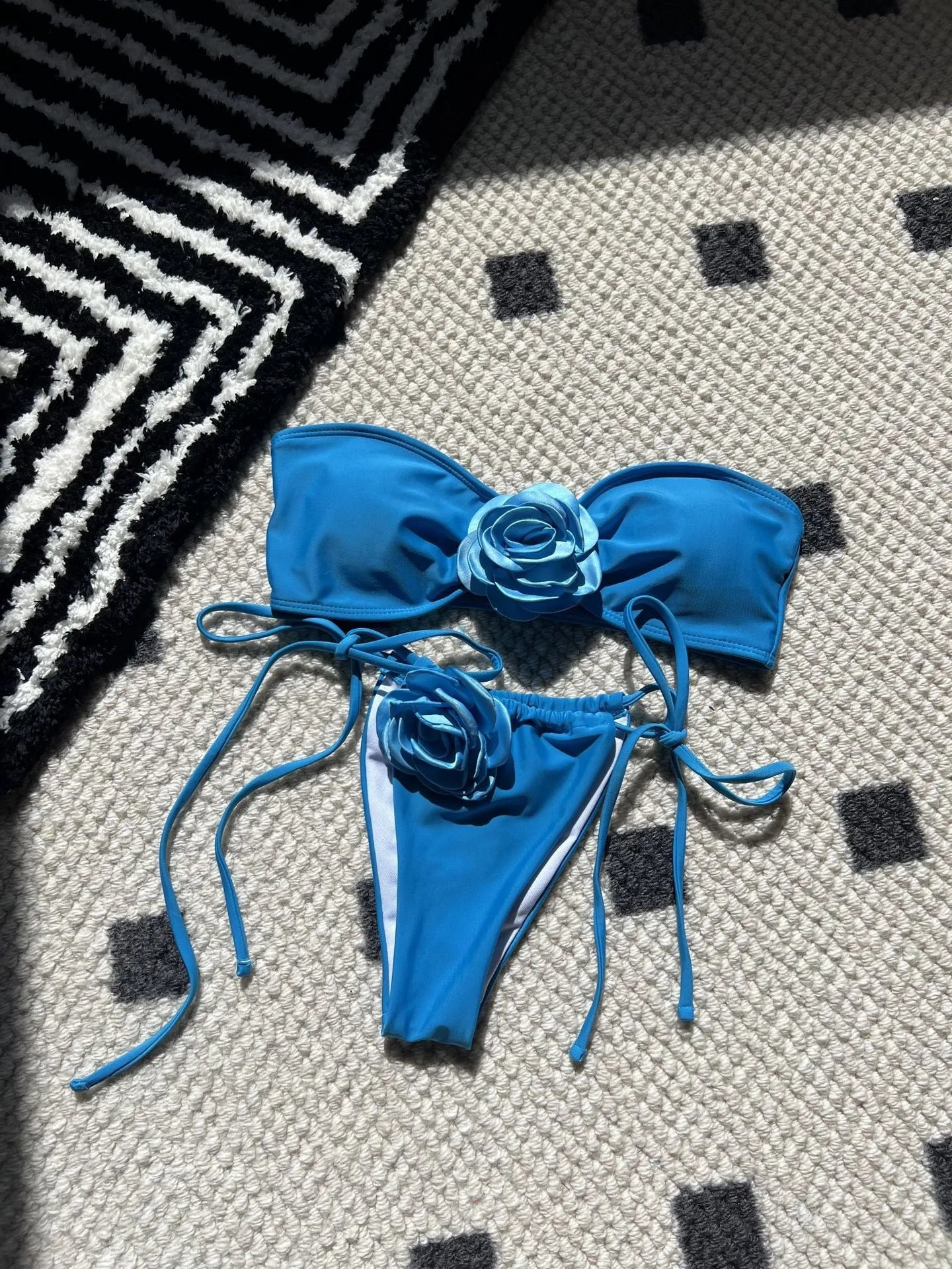 Bikini bandeau 2 pièces avec fleur 3D et imprimé mixte