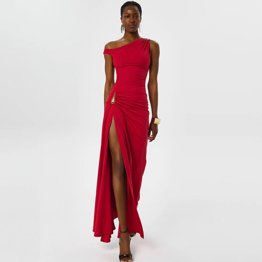 Robe longue asymétrique à épaule dénudée et fente latérale
