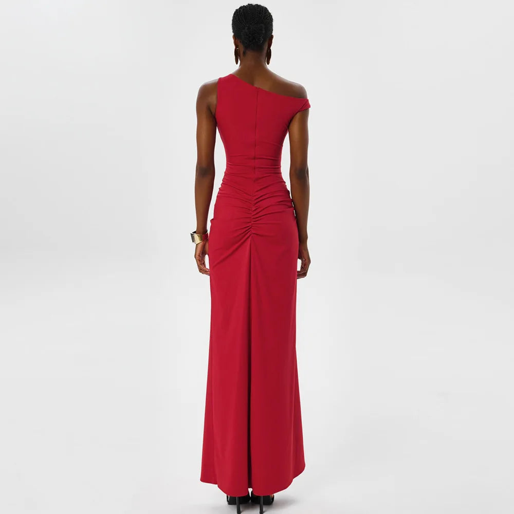 Robe longue asymétrique à épaule dénudée et fente latérale
