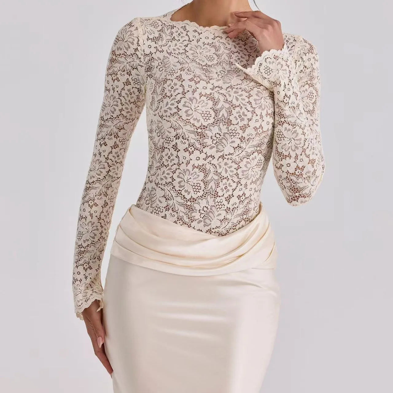 Elegantes, langes Satin-Damenkleid mit langen Ärmeln