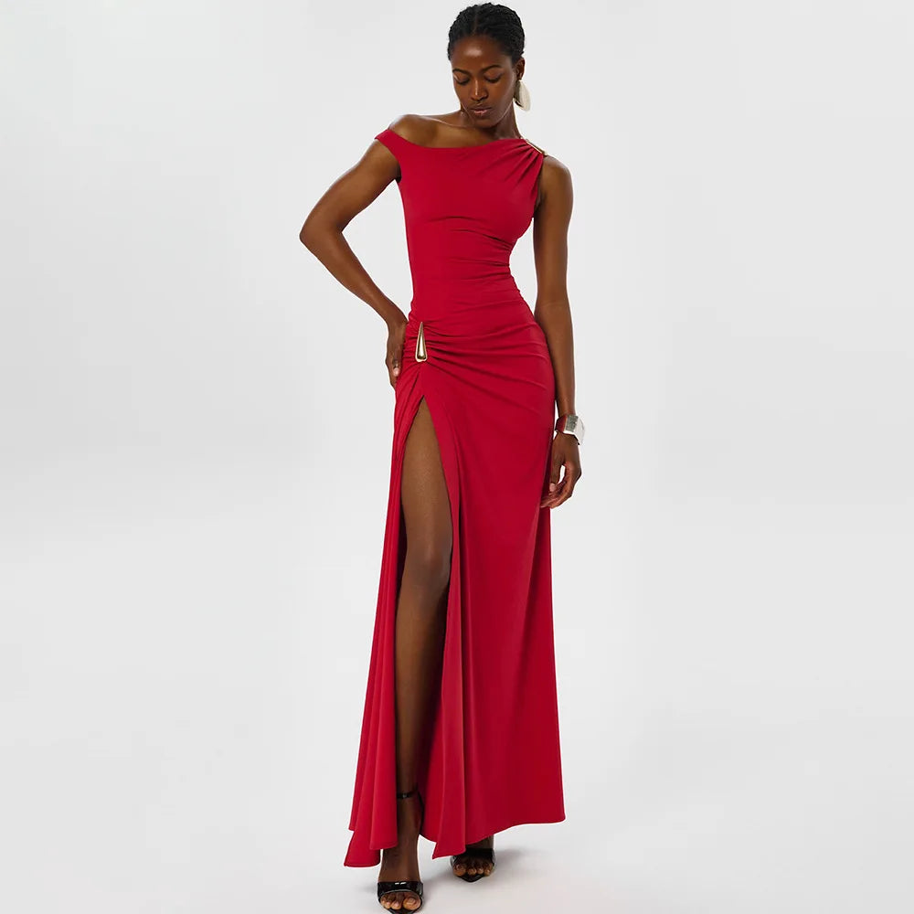 Asymmetrisches, schulterfreies Maxikleid mit seitlichem Schlitz