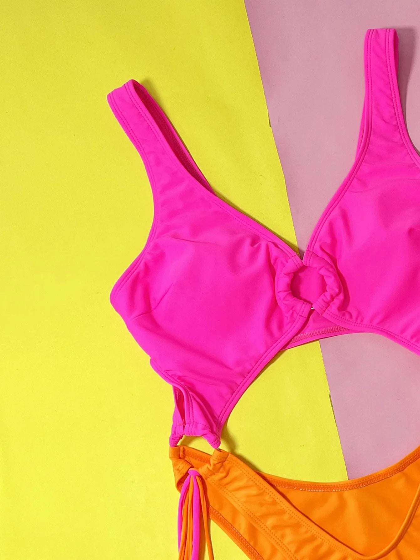 Maillot de bain une-pièce femme à coupe haute, dos type débardeur, détails patchwork et pompons
