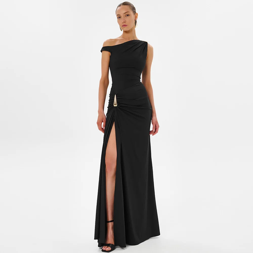 Robe longue asymétrique à épaule dénudée et fente latérale