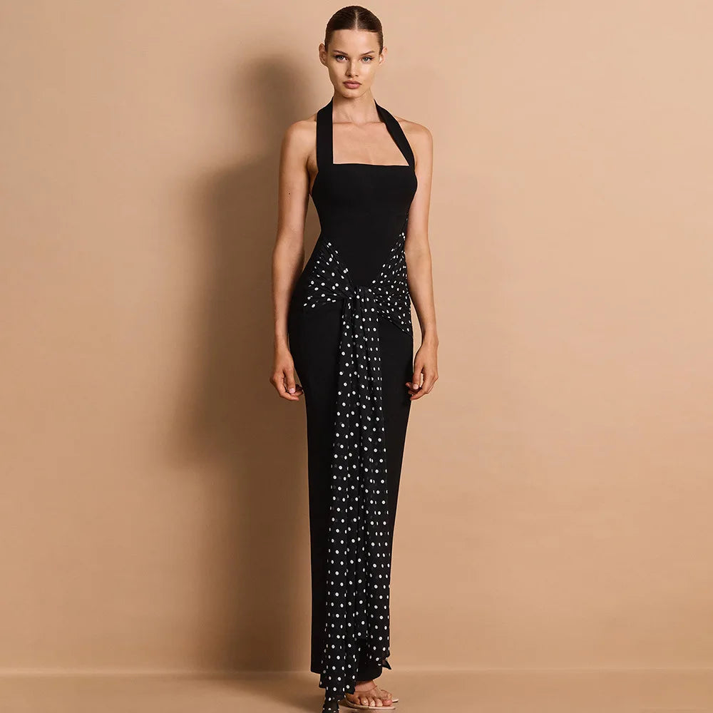 Robe longue d’été dos nu à col licou, fente arrière et coupe ajustée