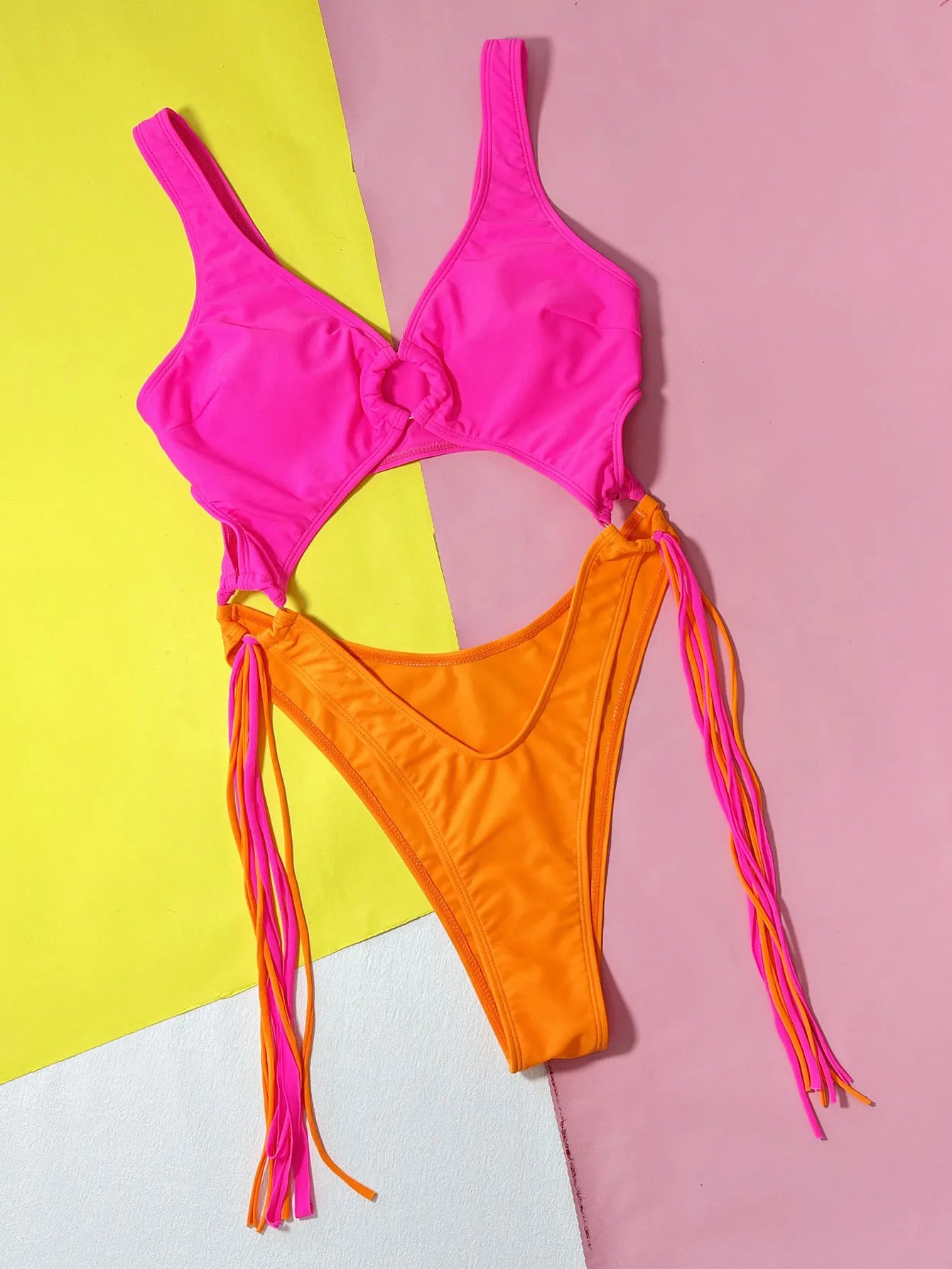 Maillot de bain une-pièce femme à coupe haute, dos type débardeur, détails patchwork et pompons