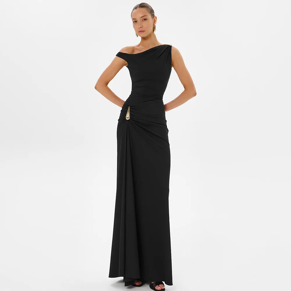 Robe longue asymétrique à épaule dénudée et fente latérale