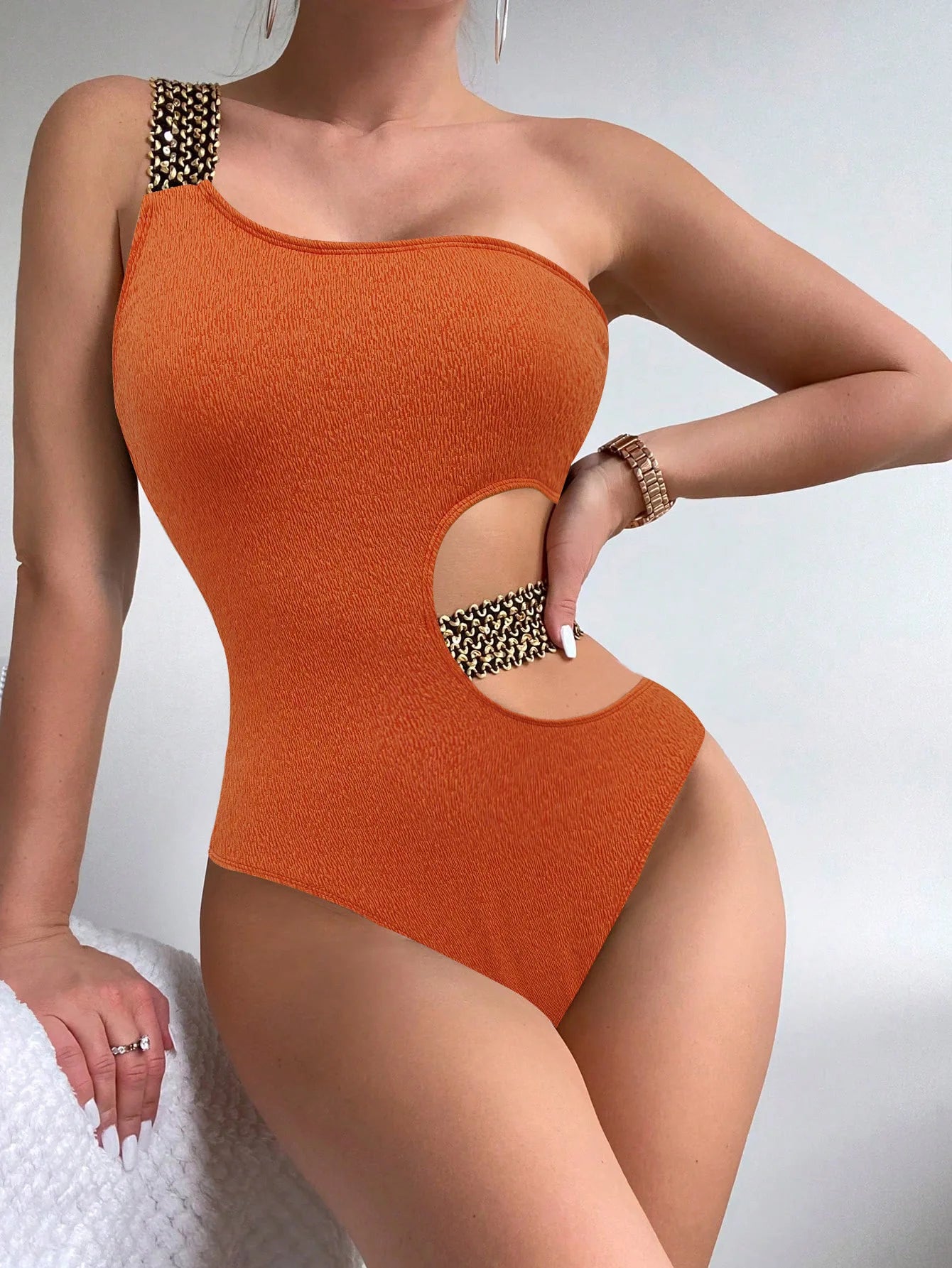 Maillot de bain une pièce asymétrique avec découpes et bas brésilien