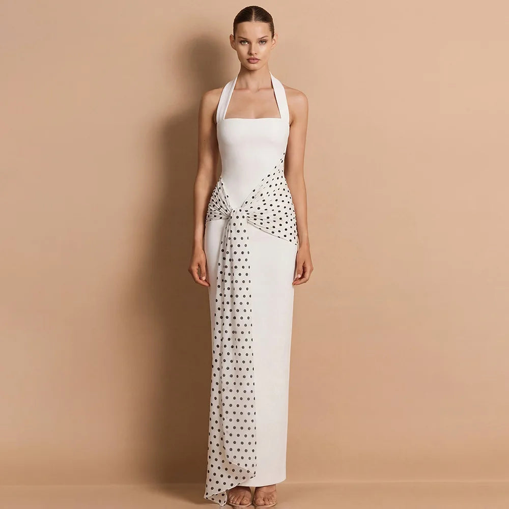 Robe longue d’été dos nu à col licou, fente arrière et coupe ajustée
