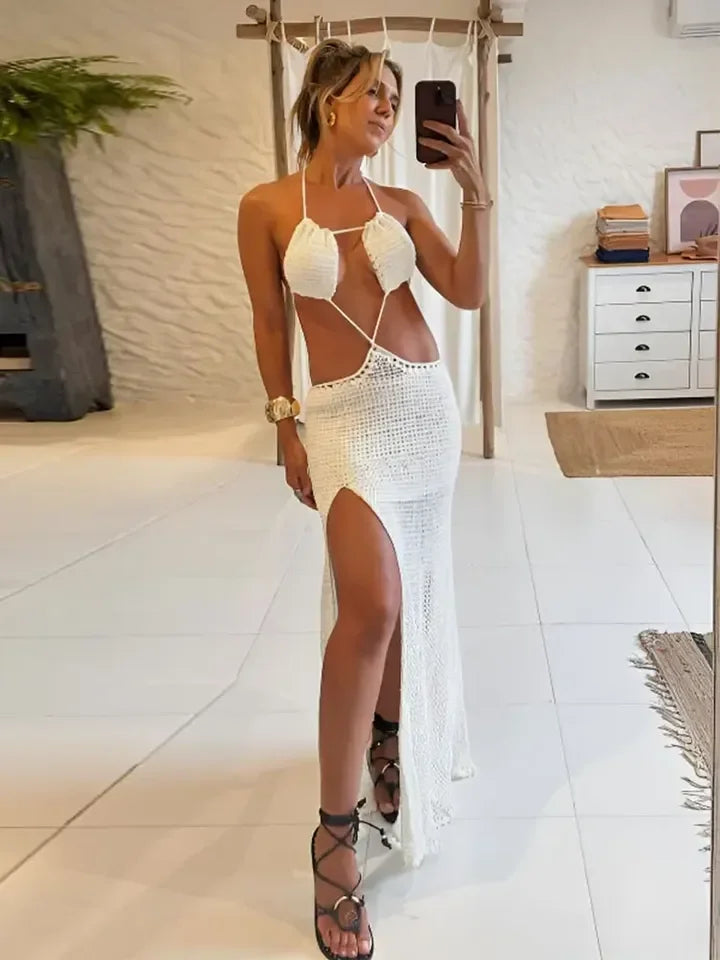 Robe longue de plage en maille blanche ajourée, dos nu, fente latérale et lien à nouer