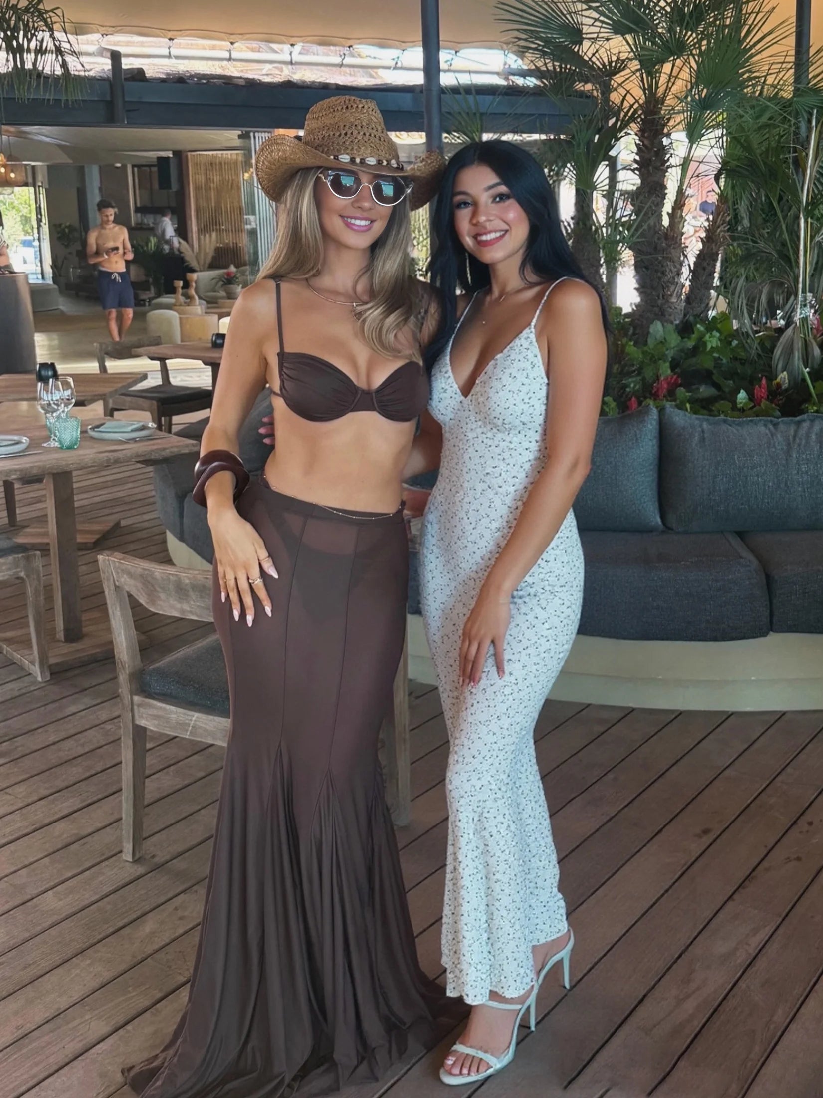 Ensemble bikini 3 pièces marron avec jupe paréo en mesh