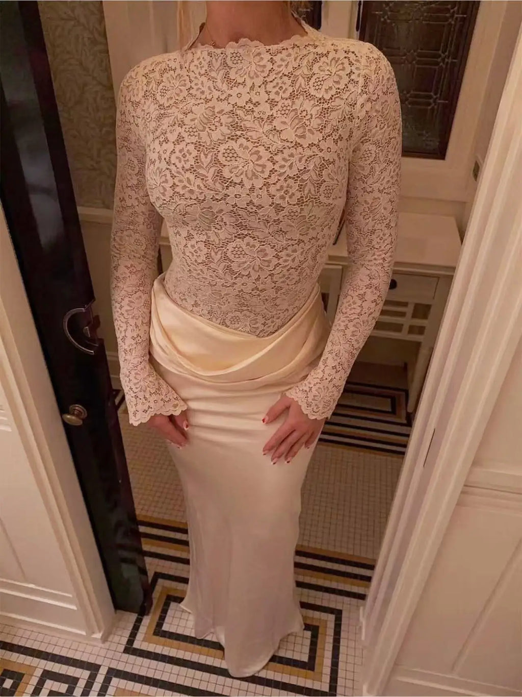 Robe longue élégante en satin à manches longues pour femme