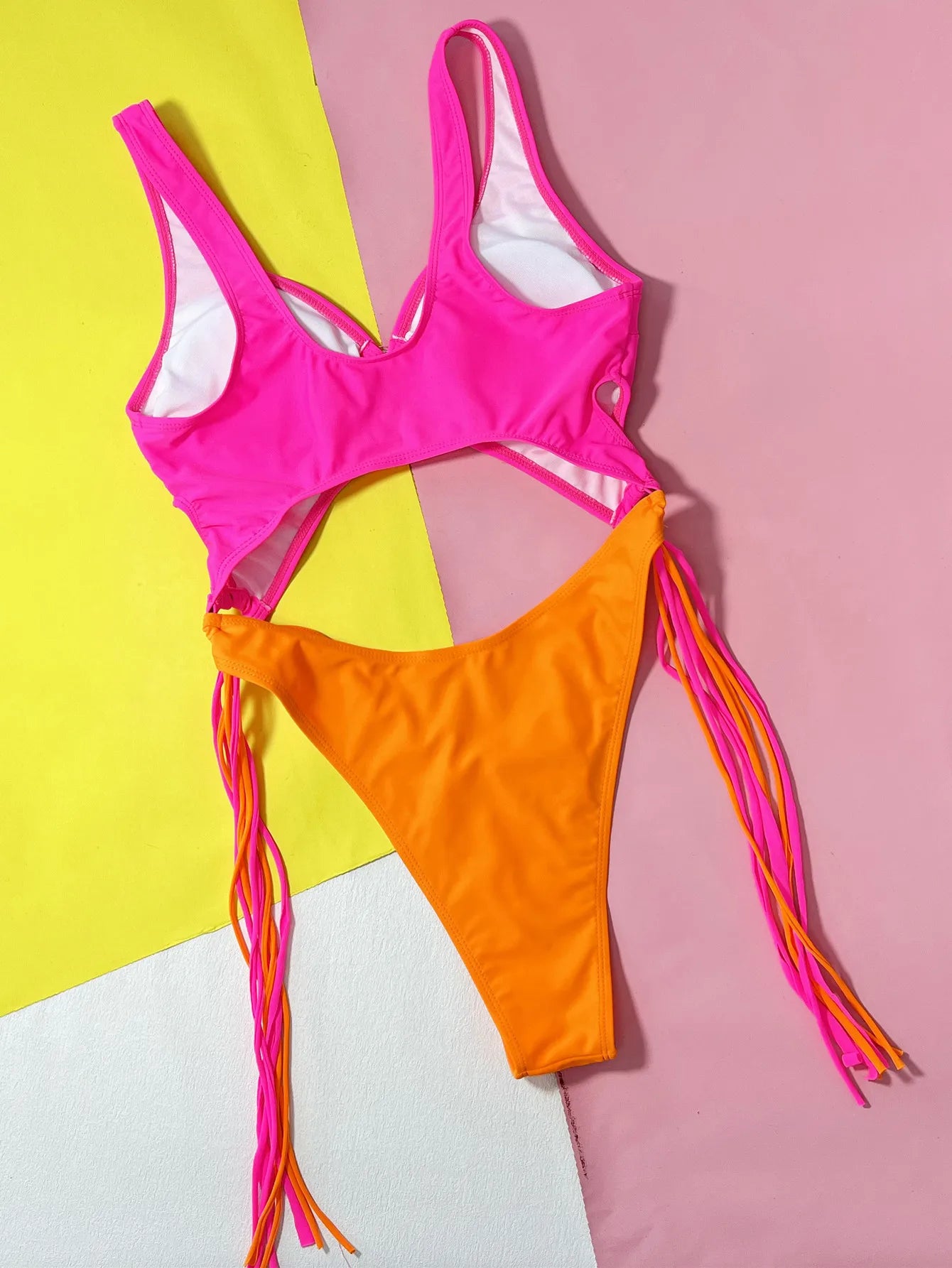 Maillot de bain une-pièce femme à coupe haute, dos type débardeur, détails patchwork et pompons