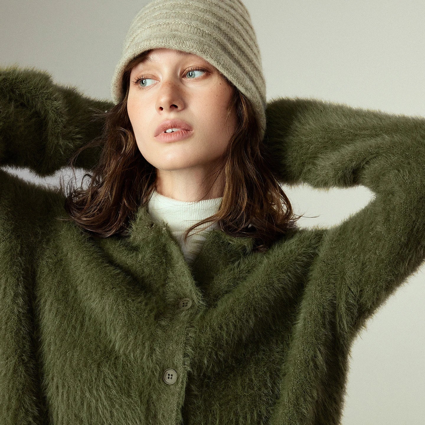 Cardigan Femme – Fausse Fourrure Luxe, Couleurs Moss Green et Gris Profond, Design Retro Élégant