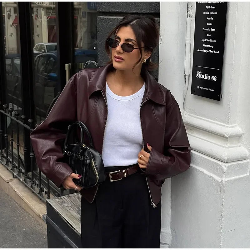Veste courte en PU effet cuir bordeaux à col tailleur et fermeture zippée