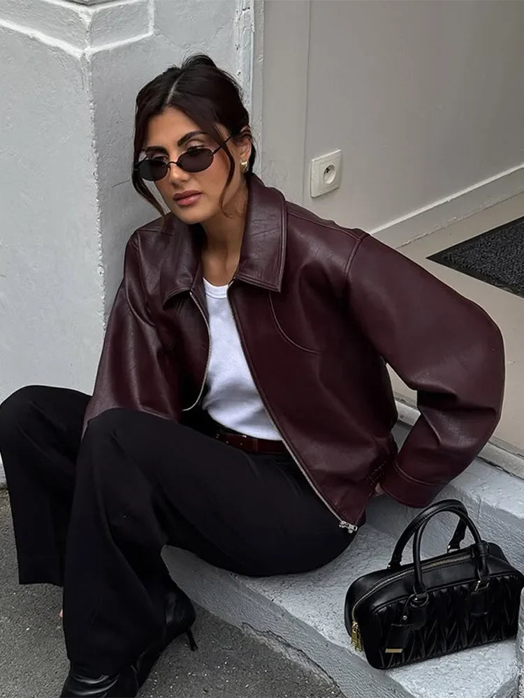 Veste courte en PU effet cuir bordeaux à col tailleur et fermeture zippée