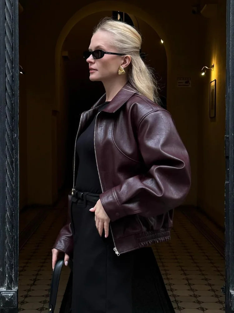 Veste courte en PU effet cuir bordeaux à col tailleur et fermeture zippée