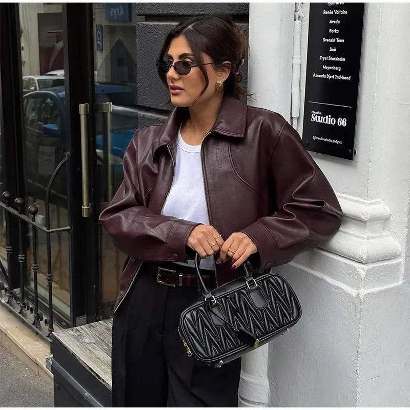 Veste courte en PU effet cuir bordeaux à col tailleur et fermeture zippée