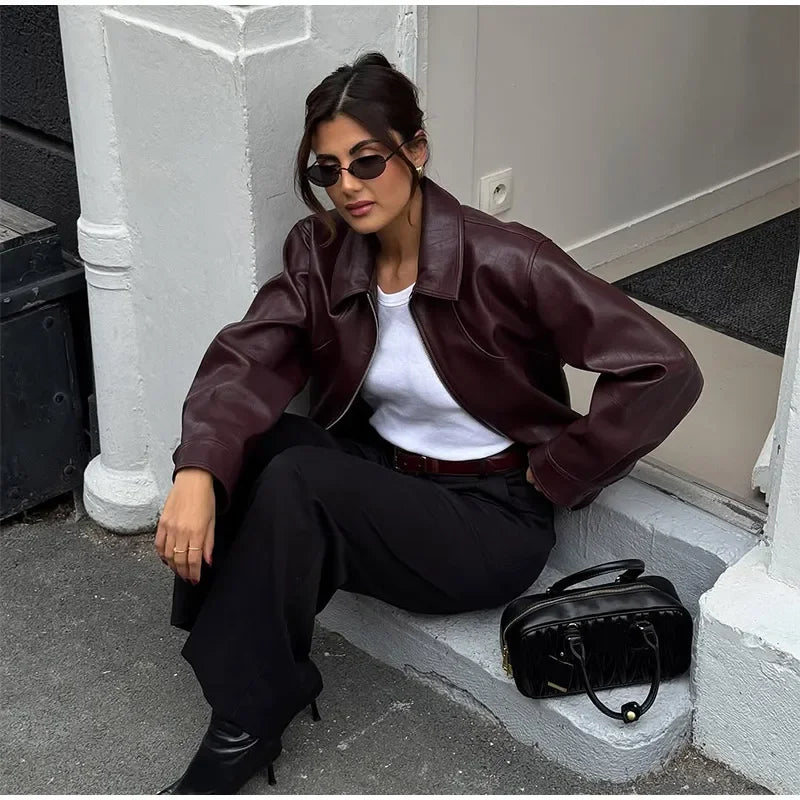 Veste courte en PU effet cuir bordeaux à col tailleur et fermeture zippée