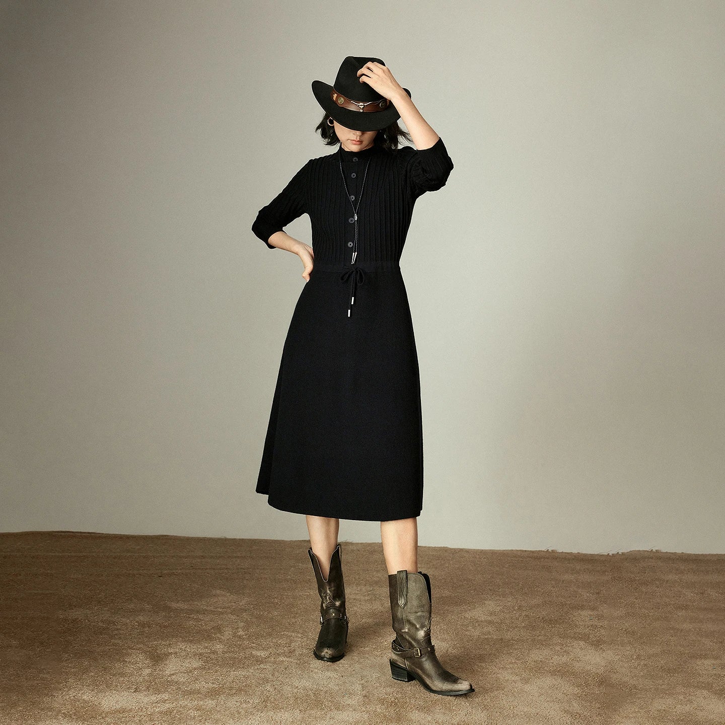 Robe Pull Femme – Maille Épaisse, Coupe Slim et Affinante, Noir Élégant