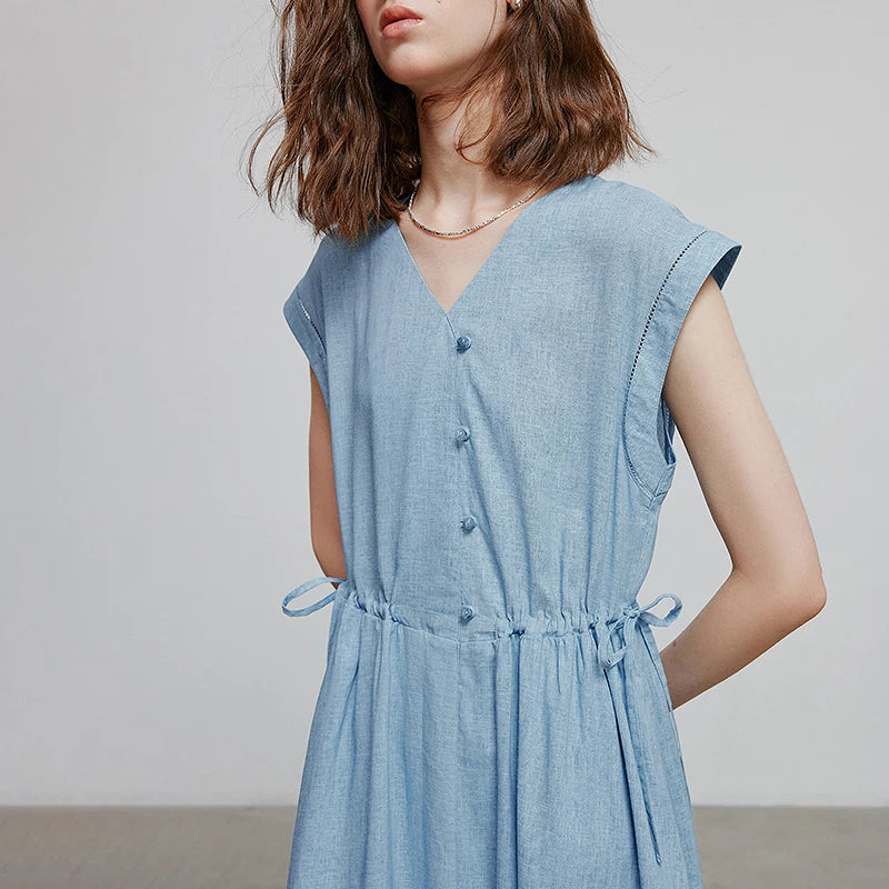Elegant women's summer dress with a chic and feminine flowing cut