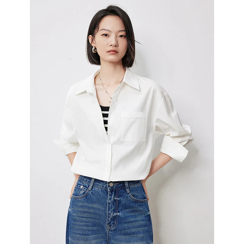 Plain women's shirt with pockets
