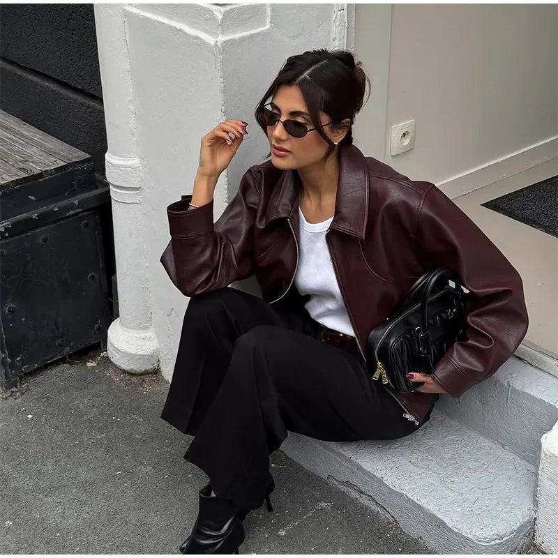 Veste courte en PU effet cuir bordeaux à col tailleur et fermeture zippée