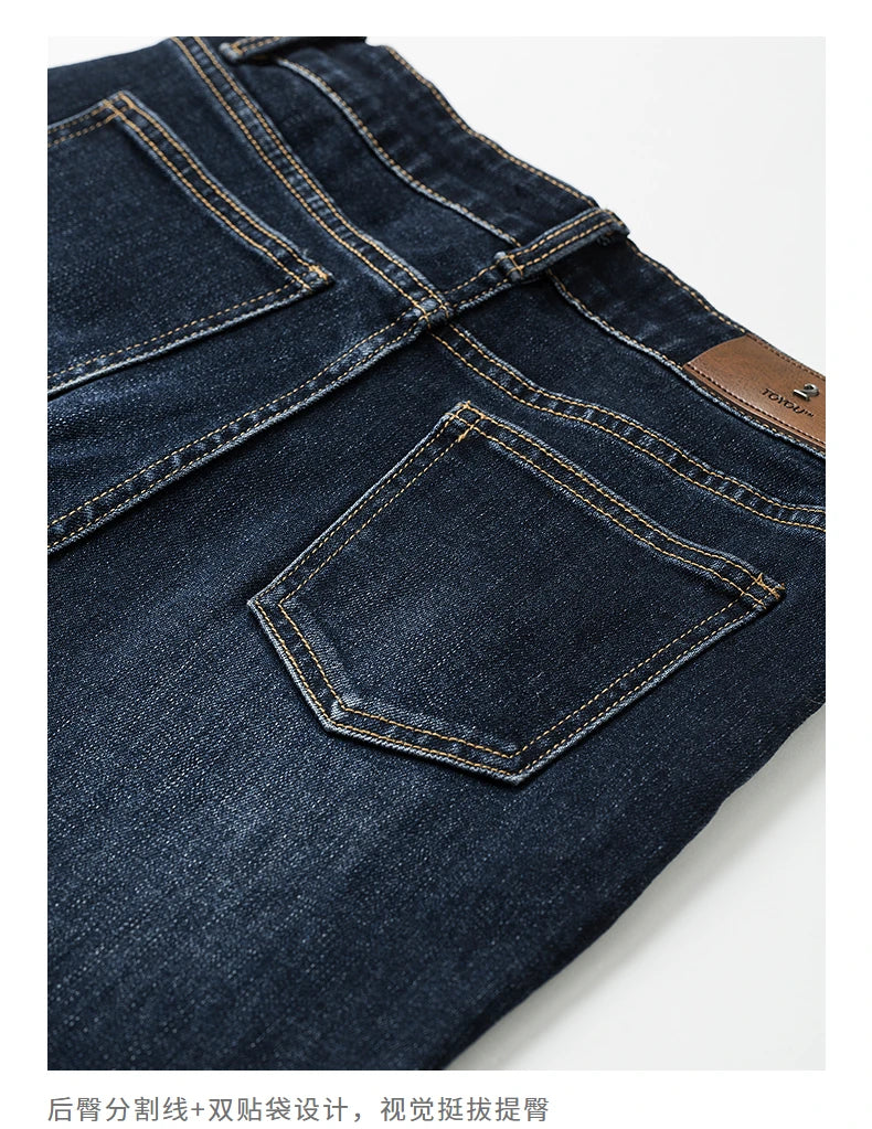 Damenjeans mit mittlerer Leibhöhe, ausgestellter Passform, Mikro-Stil