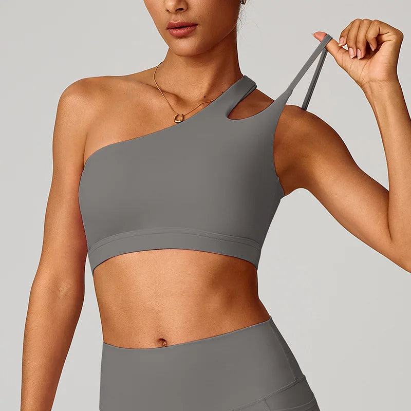 Brassière de sport asymétrique à dos ajouré avec coussinets