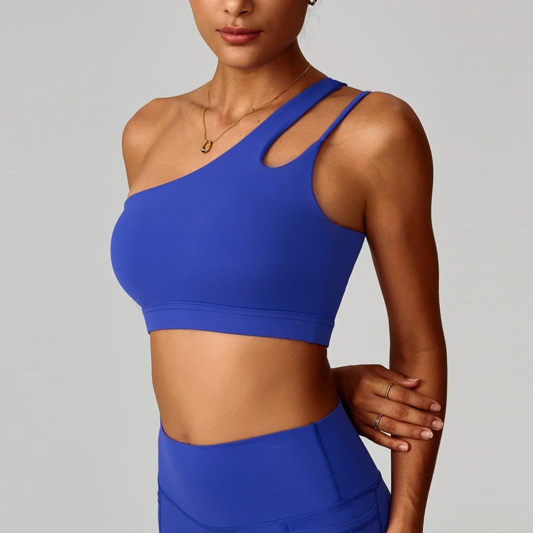 Brassière de sport asymétrique à dos ajouré avec coussinets