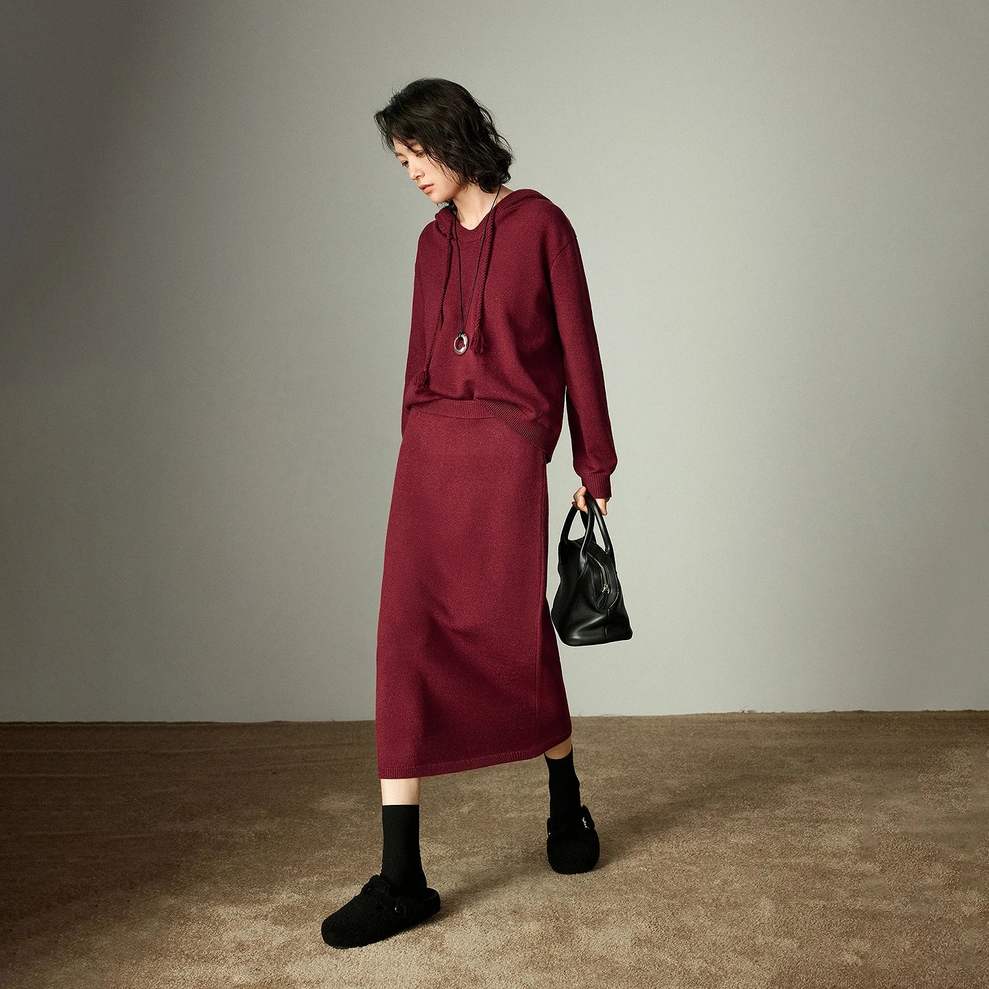 Ensemble Femme – Pull à Capuche et Jupe Bodycon, Couleur Rouge Vin, Tenue Festive Deux-Pièces