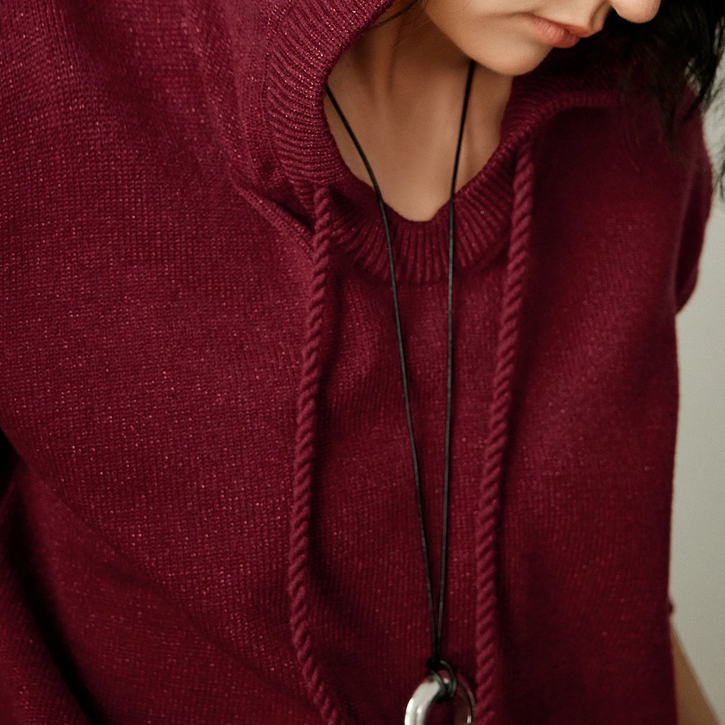 Ensemble Femme – Pull à Capuche et Jupe Bodycon, Couleur Rouge Vin, Tenue Festive Deux-Pièces