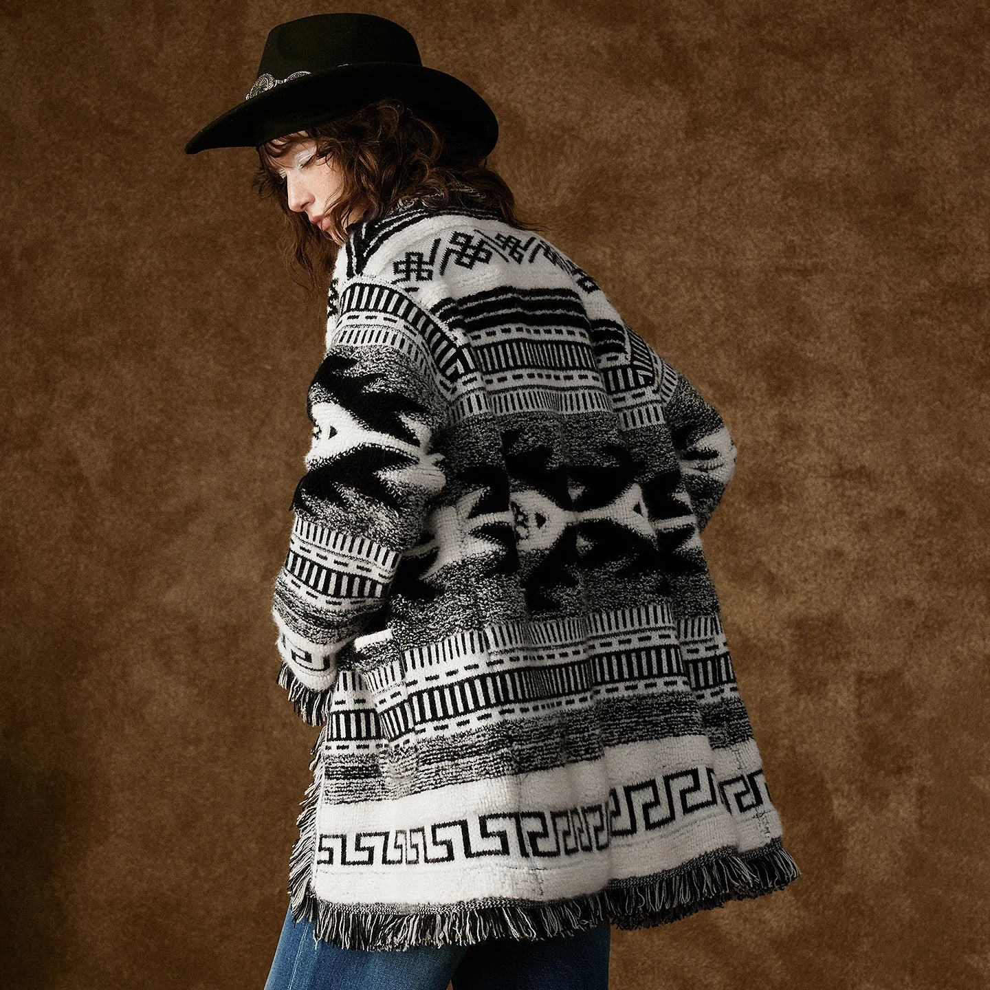 Cardigan Tricoté Femme – Col V, Style Ethnique Nomade, Détails à Franges