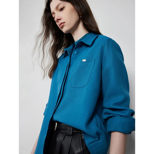 Women's long-sleeved shirt with classic collar and casual pockets