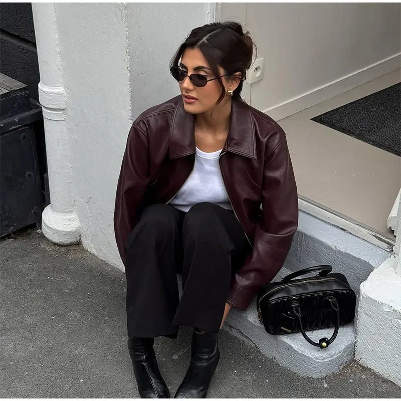Veste courte en PU effet cuir bordeaux à col tailleur et fermeture zippée