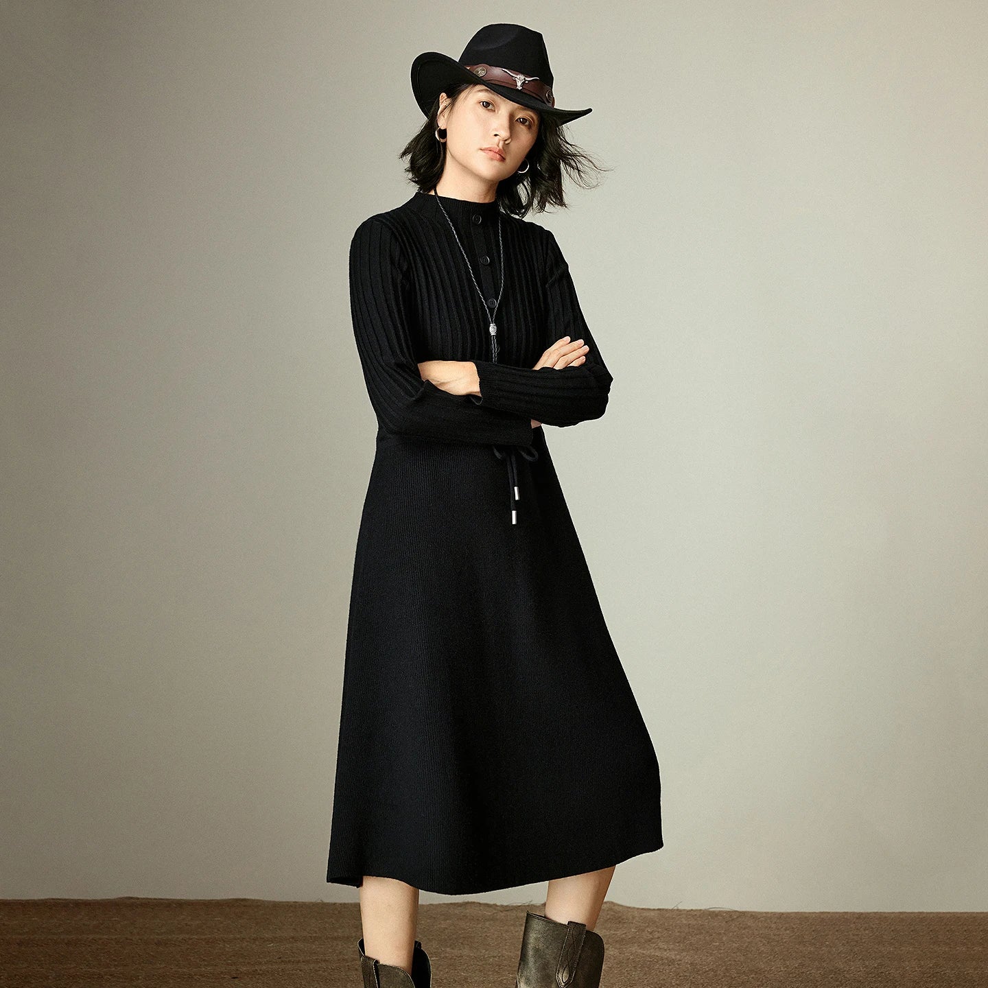 Robe Pull Femme – Maille Épaisse, Coupe Slim et Affinante, Noir Élégant