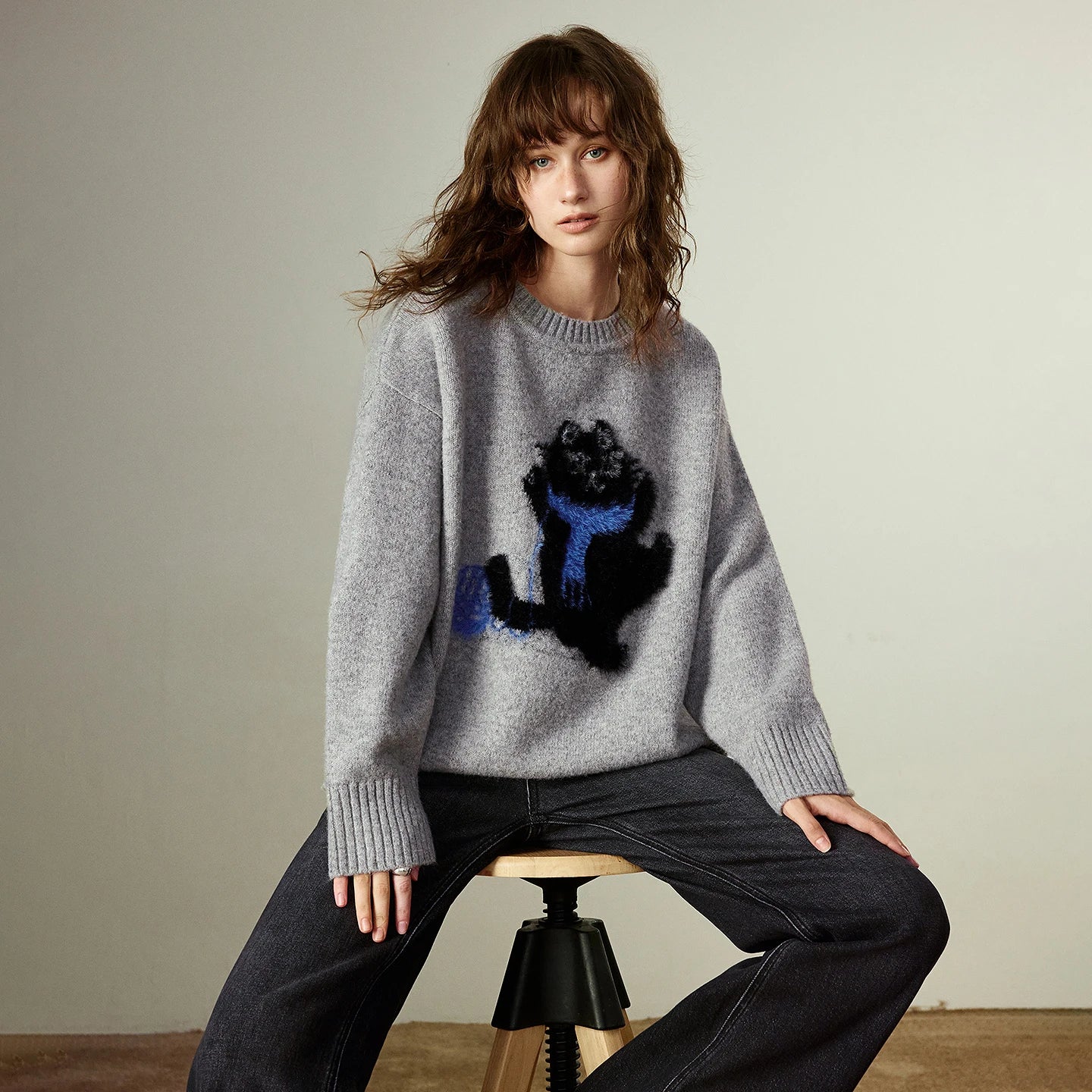 Pull Femme – Col Rond, Maille Épaisse Gris Clair, Motif Chat Jacquard, Velours Doux