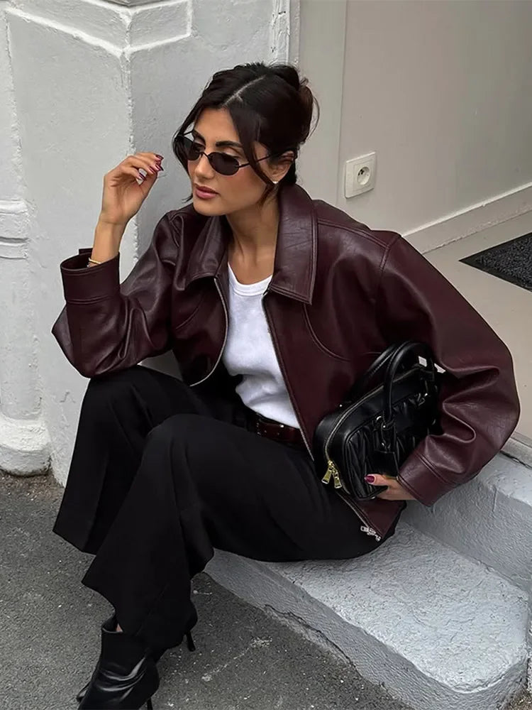 Veste courte en PU effet cuir bordeaux à col tailleur et fermeture zippée