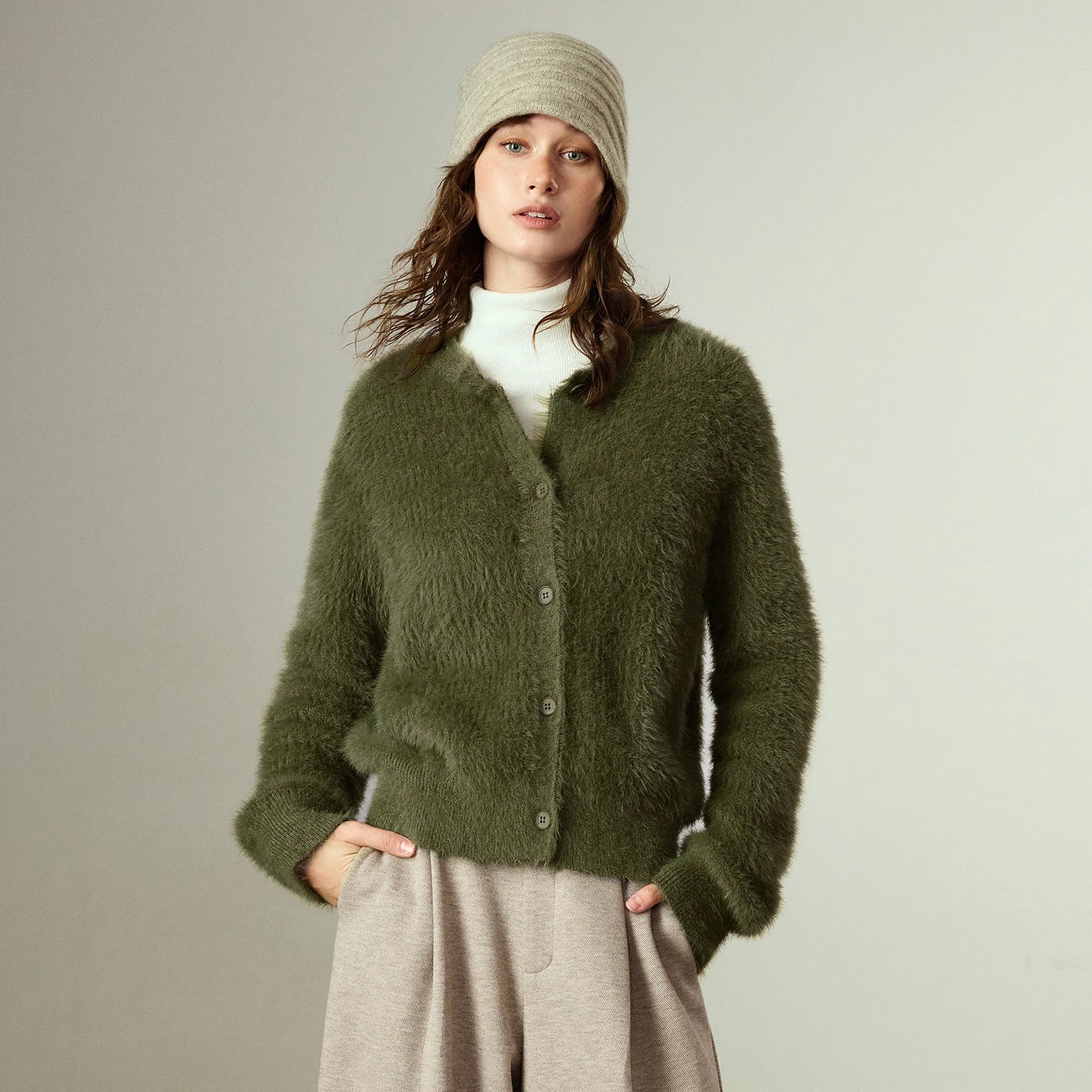 Cardigan Femme – Fausse Fourrure Luxe, Couleurs Moss Green et Gris Profond, Design Retro Élégant