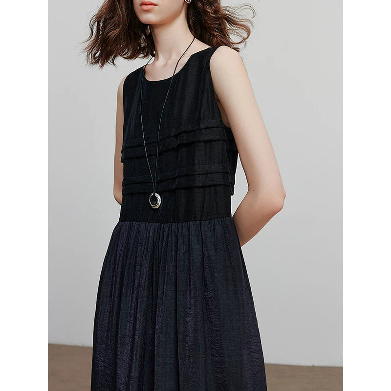 Elegant women's summer dress with a chic and feminine flowing cut