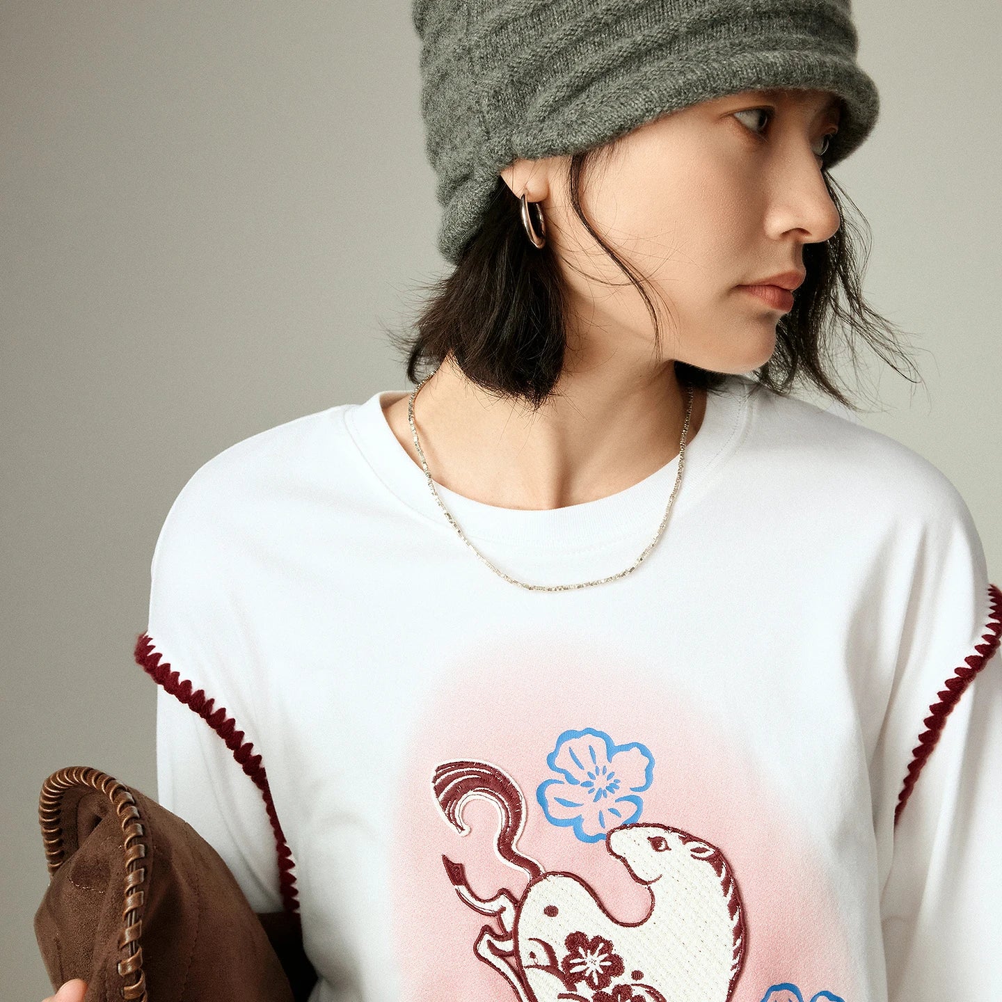 Damen-Hoodie – Verspielte Stickereien, hochdichte Baumwolle, Komfort und moderner Stil