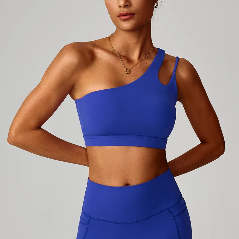 Brassière de sport asymétrique à dos ajouré avec coussinets