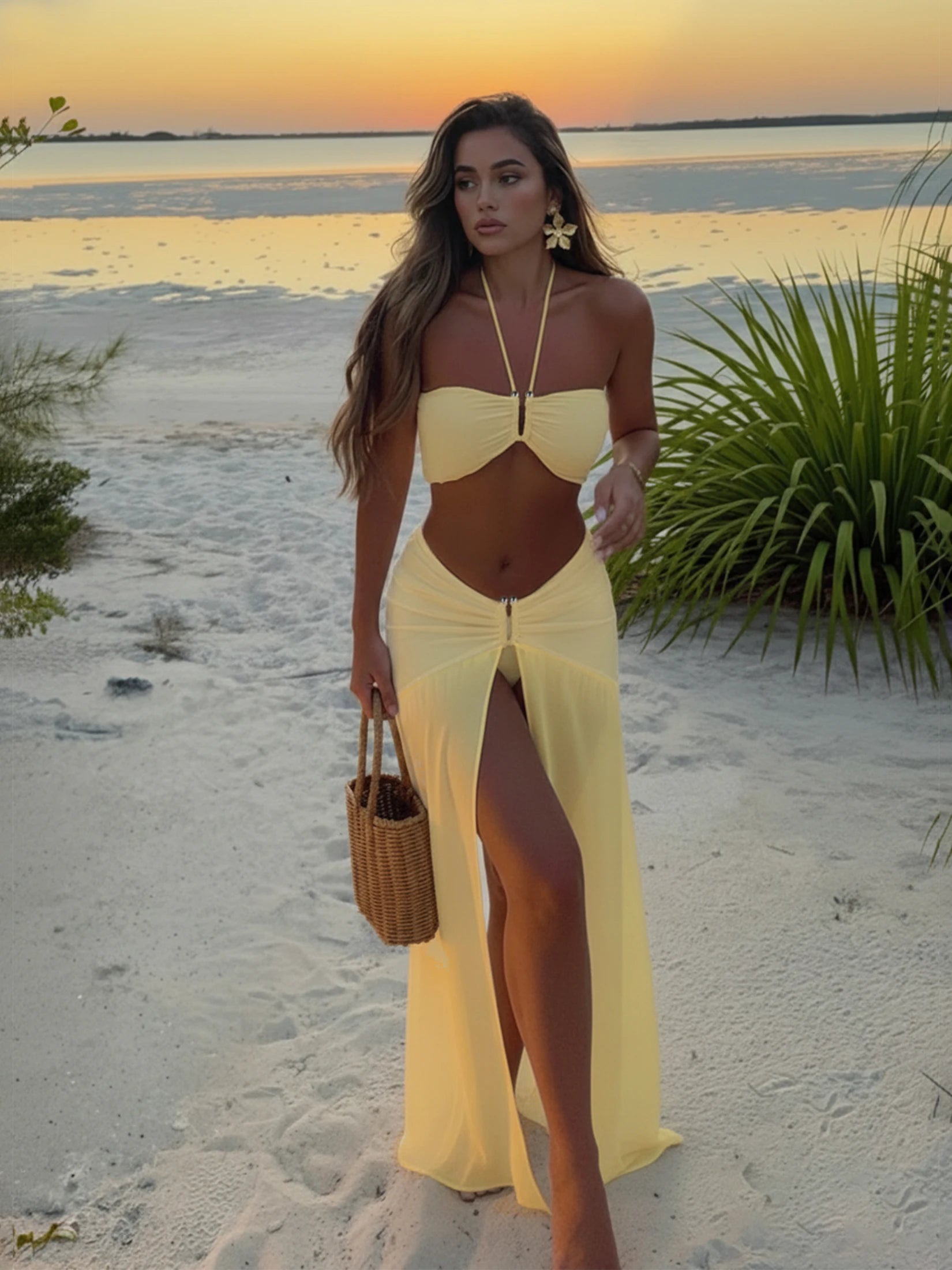 Ensemble bikini 3 pièces blanc col halter avec jupe maxi à découpe transparente