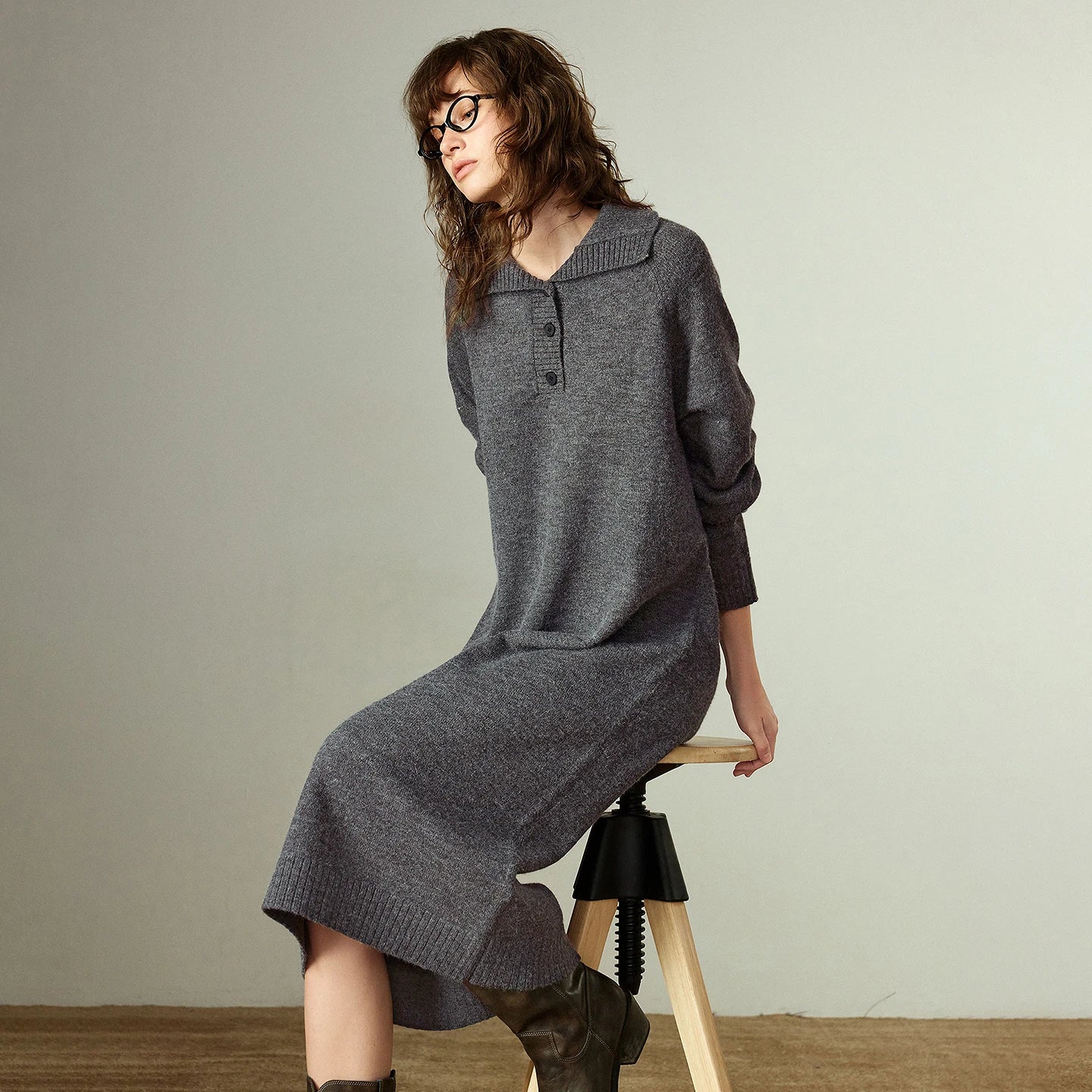 Robe Pull Femme – Maille Douce, Coupe Loose et Mi-longue, Style Athleisure Rétro