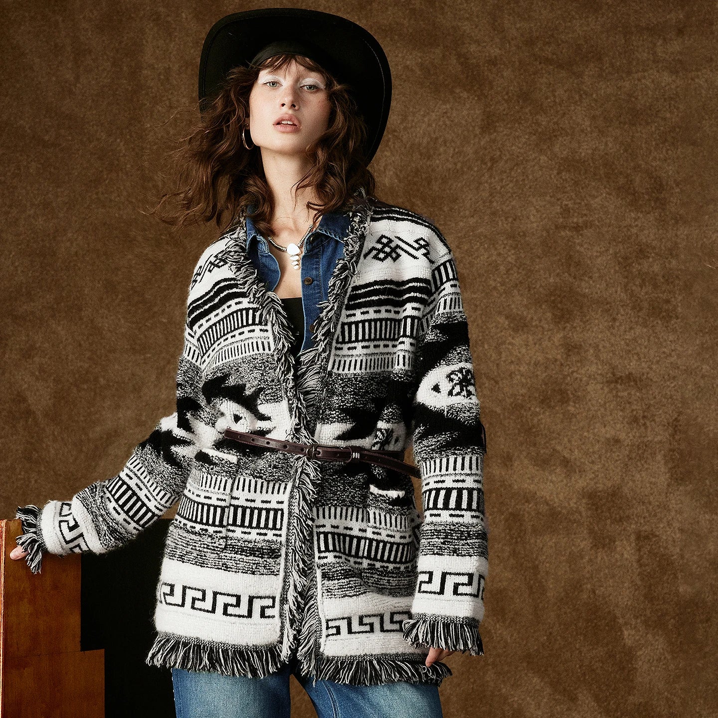 Cardigan Tricoté Femme – Col V, Style Ethnique Nomade, Détails à Franges